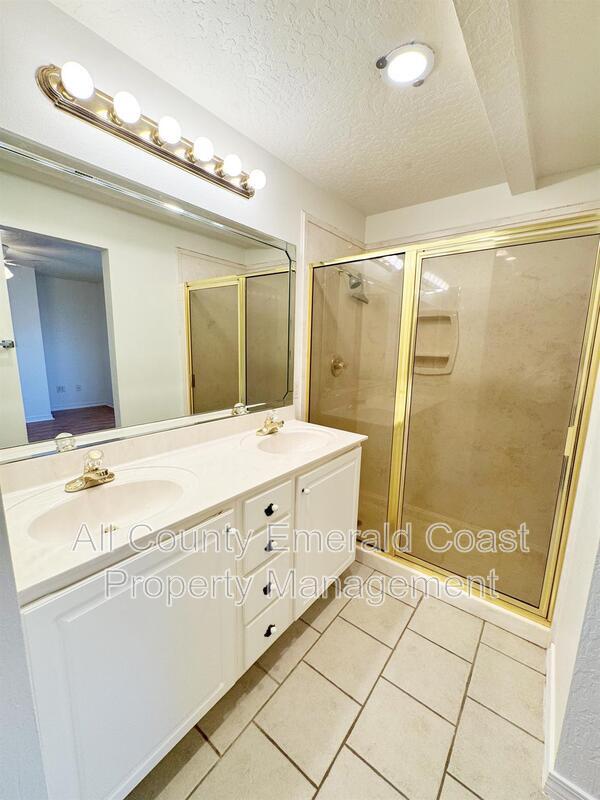 Building Photo - 733 Beach Dr