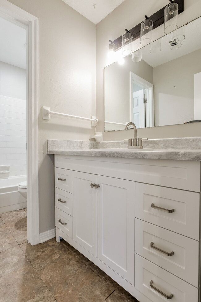 Building Photo - Desirable townhouse centerally located.
