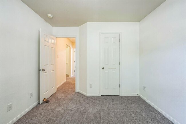 Building Photo - 18509 Sandy Bottom Dr