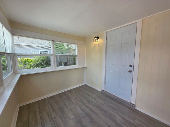 Building Photo - Updated 2 Bedroom 1 Bath in Central Gulfport