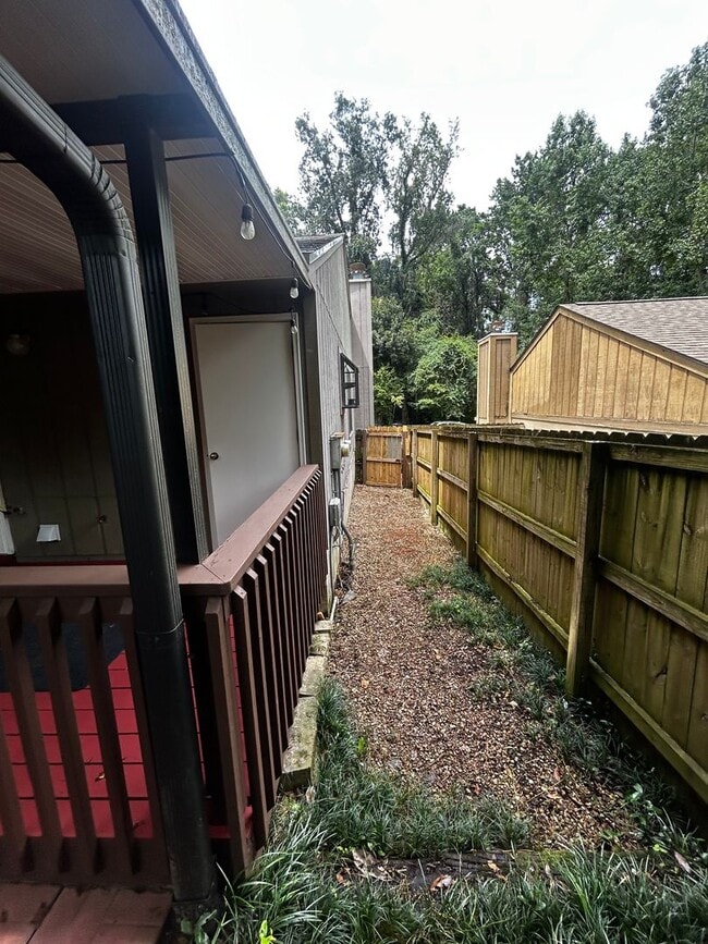Building Photo - Gorgeous Freshly Remodeled 2 Bedroom 2 Bat...