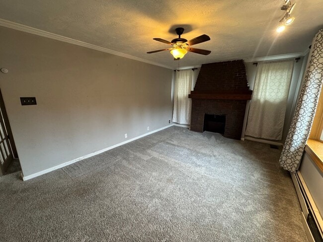 Building Photo - Spacious Private Oasis - 3 Bedroom 2 Bathroom House in Green Tree!