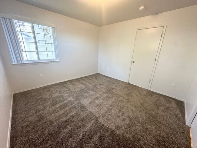Building Photo - Newly renovated in 2024 2 bedroom 2 bathroom apartment available soon.