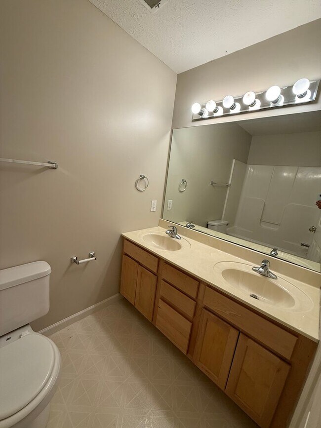 Building Photo - 3 BDRM TOWNHOUSE AVAILABLE JULY OR AUGUST ...