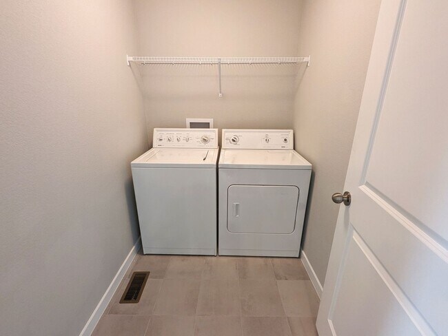 Building Photo - 3 Bedroom, 2.5 Bathroom with two car garage
