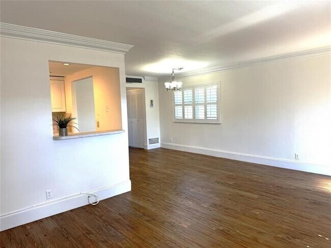 Building Photo - 526 Saxony Dr