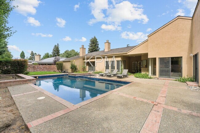 Building Photo - 3342 Cove Cir