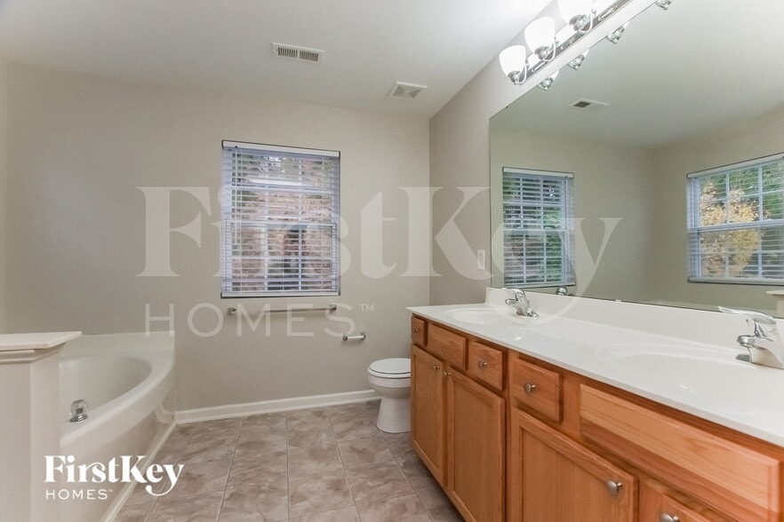 Building Photo - 2336 Equestrian Dr