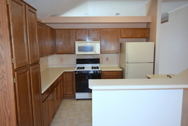 Building Photo - 3 Bed 2 Bath 1700 SF