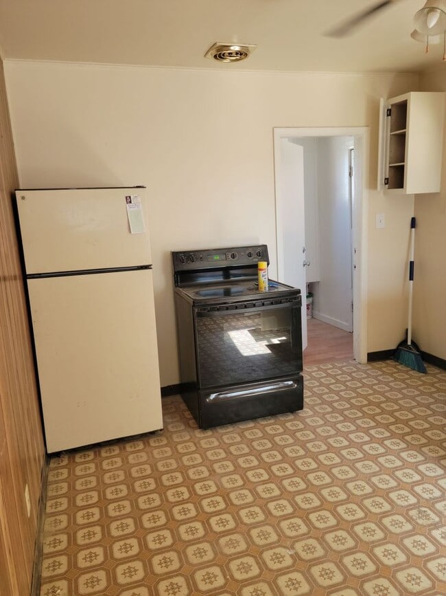 Building Photo - 3 bedroom, 1 bath in town