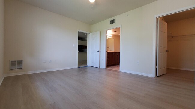 Building Photo - 6510 Emerald Dunes Dr