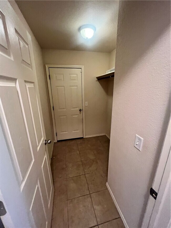 Building Photo - 555 Cascade Cir