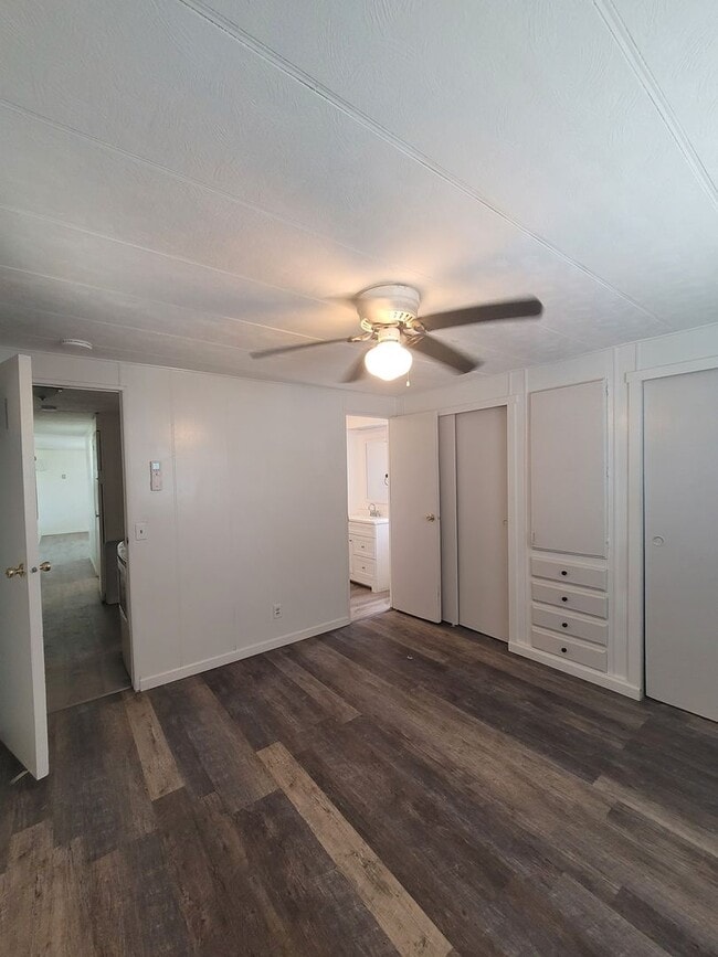 Building Photo - Cozy 2-Bedroom Home with Huge Garage in Kn...