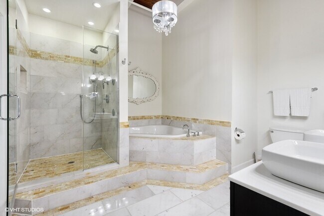 Building Photo - 312 N May St