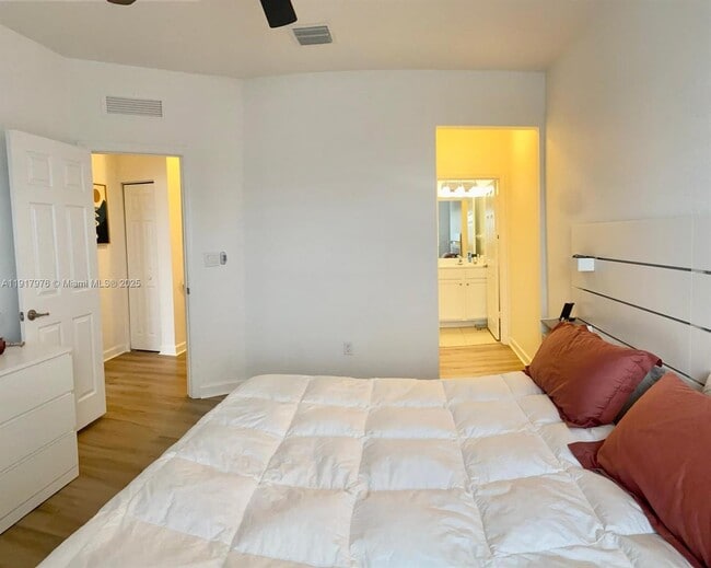 Building Photo - 10620 NW 88th St