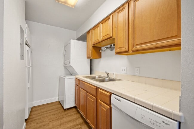 Building Photo - Bright Townhome in Lakewood!