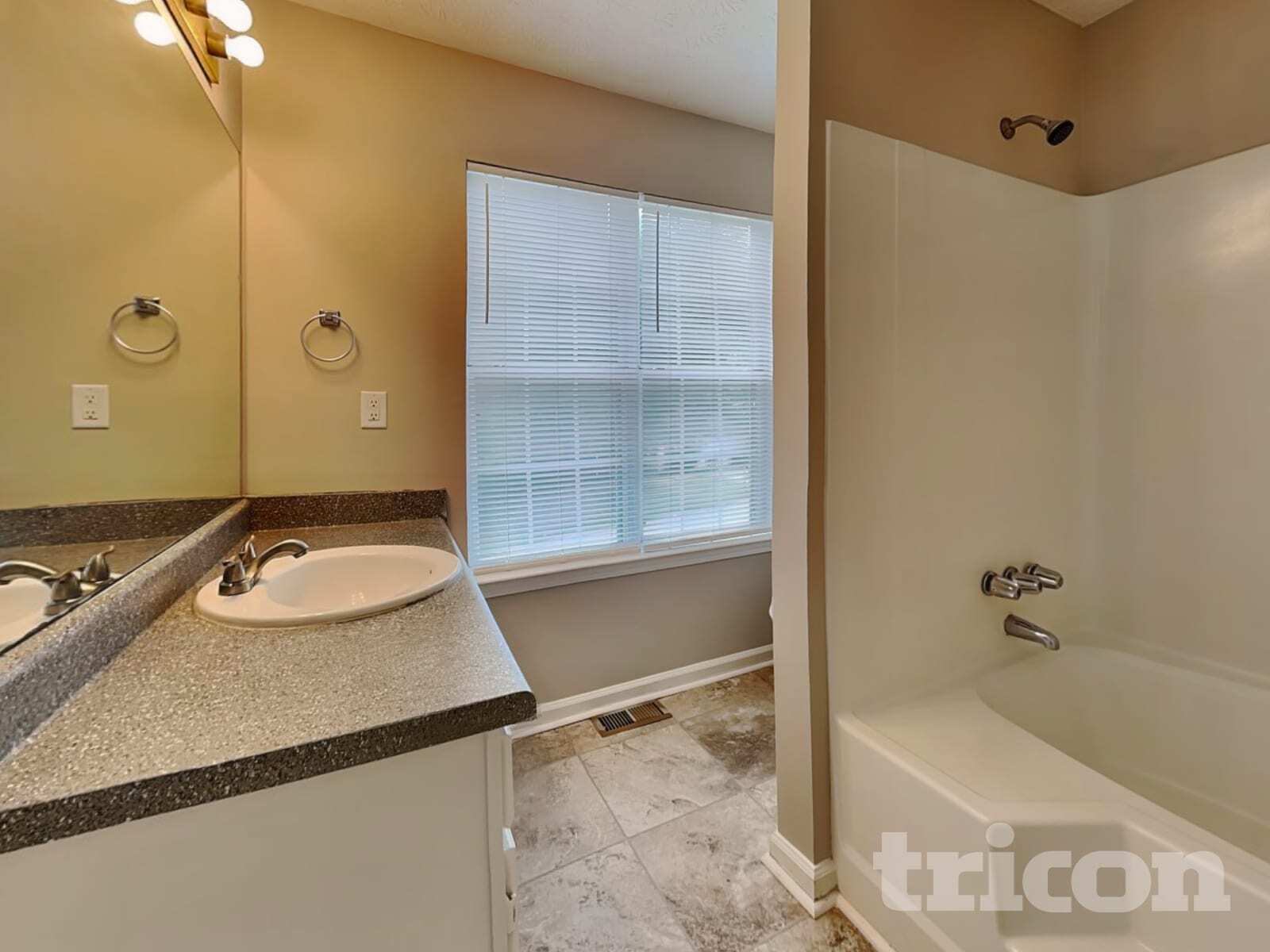 Building Photo - 1330 Ling Dr