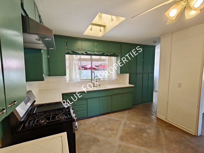Building Photo - 404 S Cherry Ave