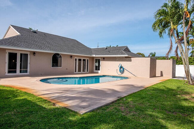 Building Photo - 5290 Pine Tree Dr