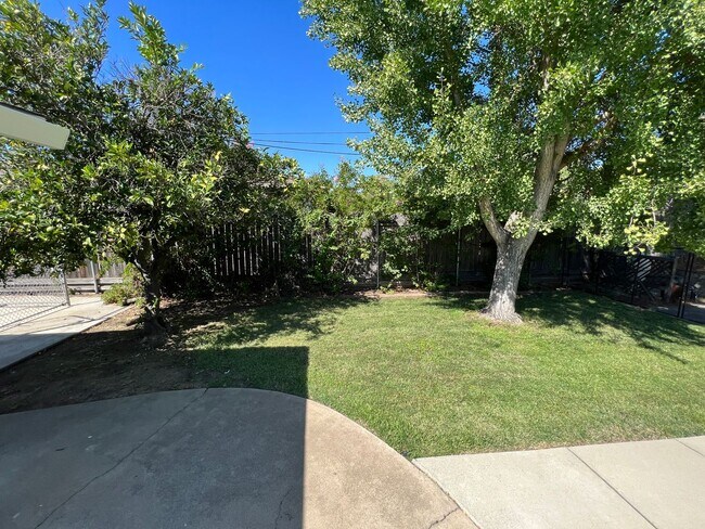 Building Photo - Charming Neighborhood in Carmichael with b...