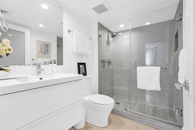 Building Photo - 1605 Bay Rd