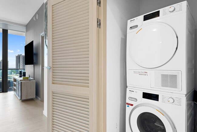 Building Photo - 1000 Brickell Plaza