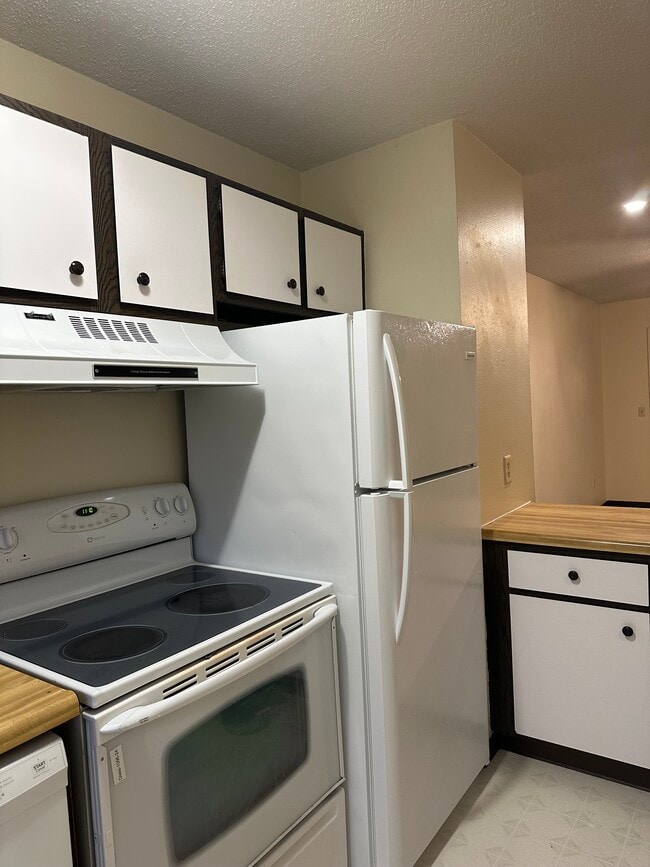 Building Photo - Two bedroom Townhouse off Lewis Ave near Alexis Rd.