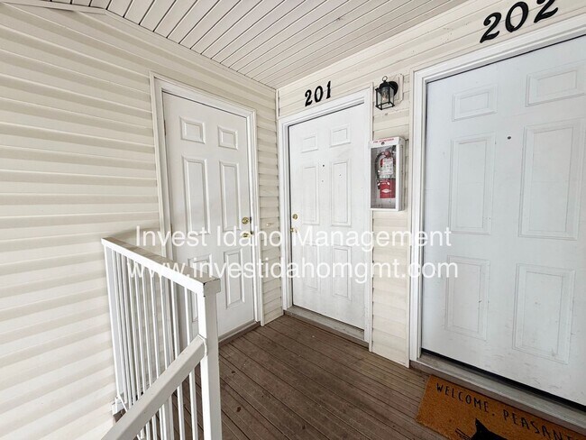 Building Photo - Avenger Lane