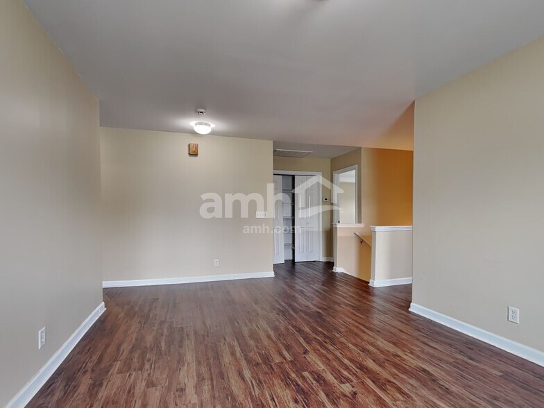 Building Photo - 103 Lake House Rd