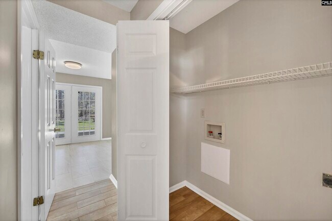 Building Photo - 605 N Donar Dr