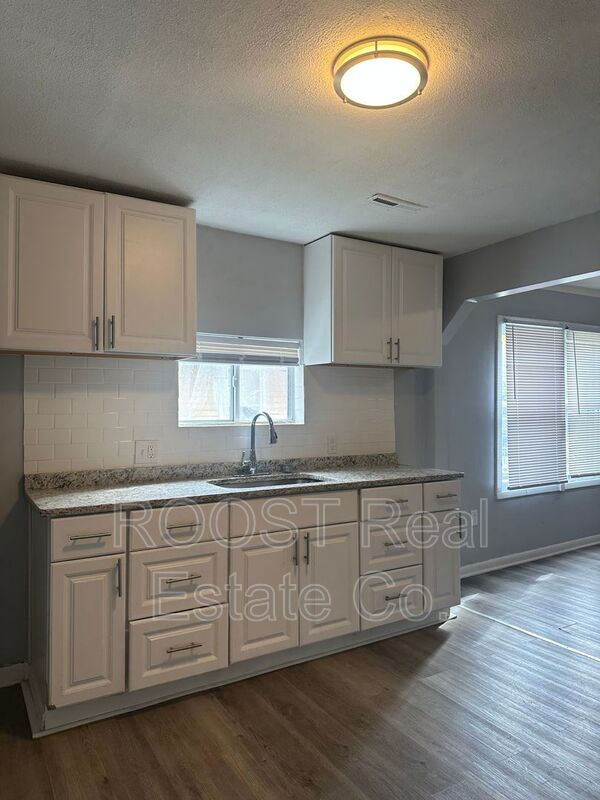 Building Photo - 2864 E 10th Ave