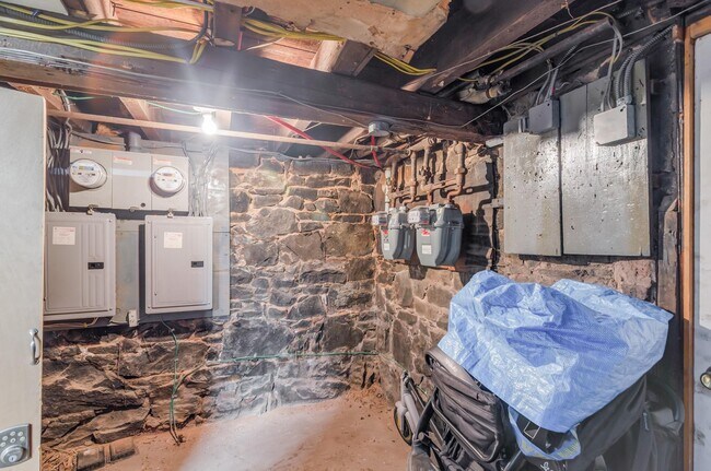 Building Photo - 77 Wallis Ave