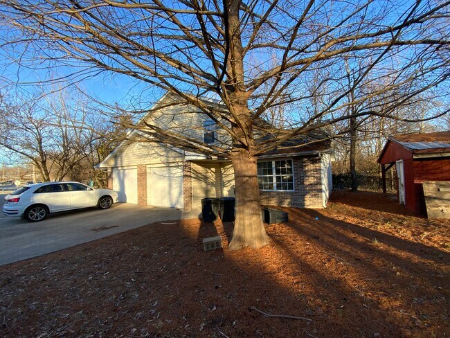 Building Photo - 1416 W Worley St