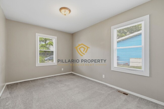 Building Photo - Charming 3-Bedroom Near Downtown with Fenced Yard & Garage Available NOW!