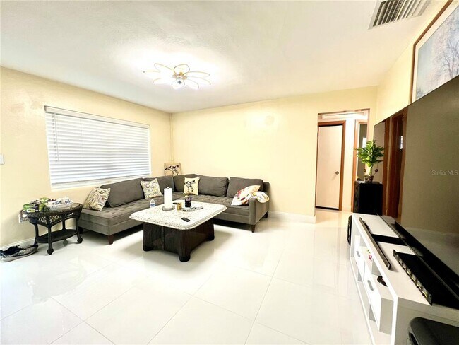 Building Photo - 5009 Deauville Dr