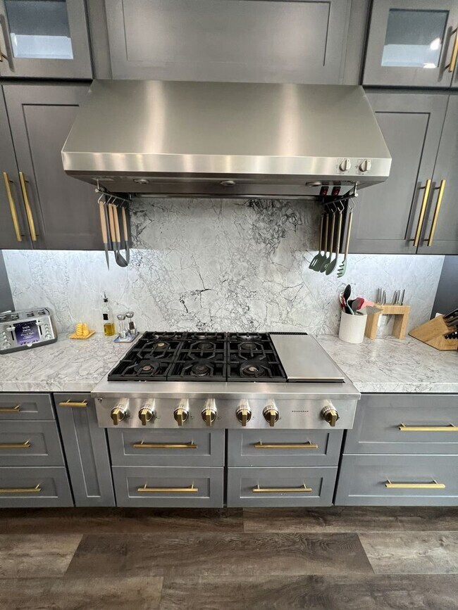 Building Photo - Amazingly Remodeled 4 Bed 4 Bath Luxury Home in North Orange with Solar!
