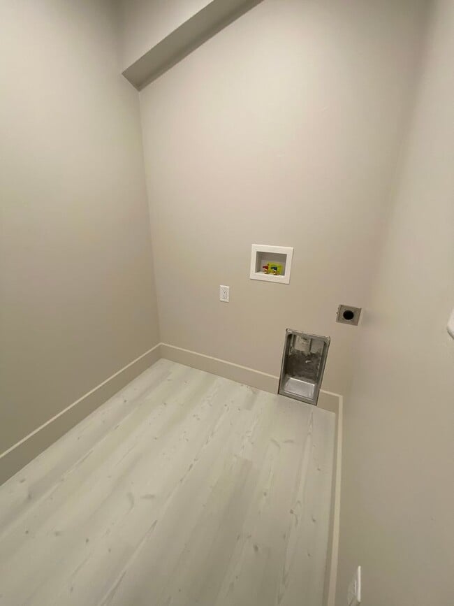 Building Photo - New Townhome Driggs!  3 bedroom / 2.5 bath with garage!