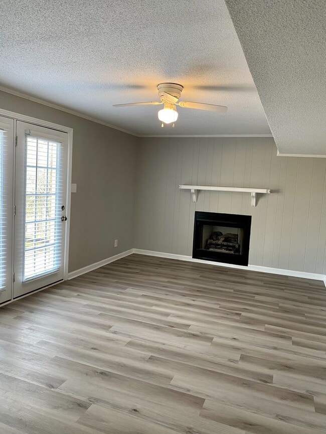 Building Photo - Location Location Location!!! 4bdr/2ba Split Level near Clarksville County Club!!