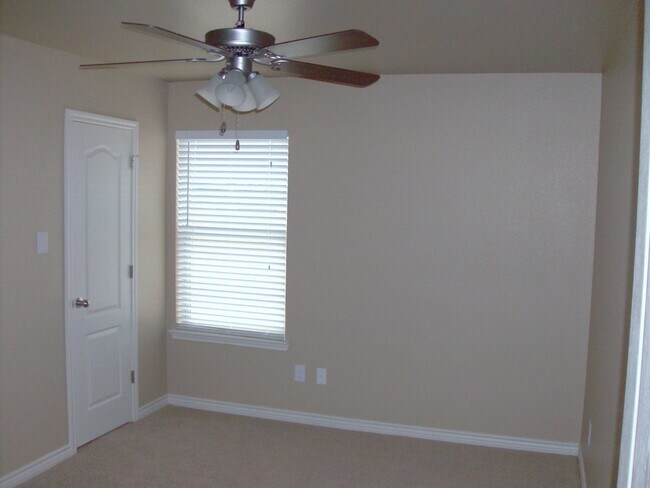 Building Photo - 3 bedroom 2 bath Duplex off Bunny Trail Killeen