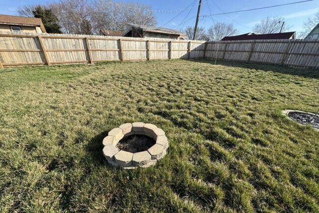 Building Photo - COMING SOON: BEAUTIFUL 3 BEDROOM / 2 BATHROOM HOUSE LOCATED IN JOPLIN MO WITH FENCED IN YARD!