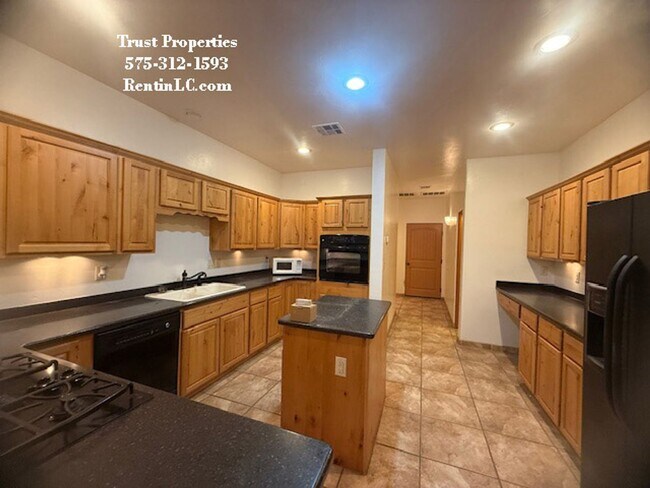 Building Photo - Large Duplex that backs to parks