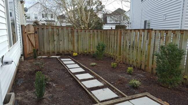 Building Photo - 16832 NW Oak Creek Dr