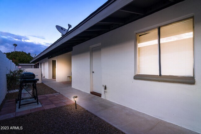 Building Photo - 532 W La Jolla Dr