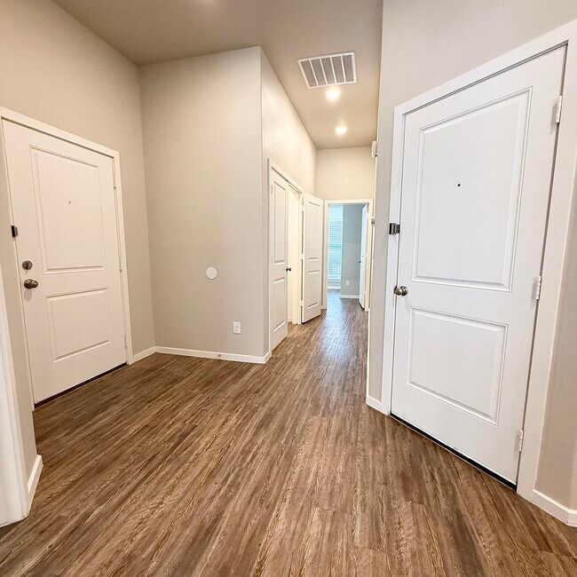 Building Photo - 2108 N Jayton Ave