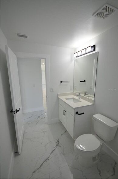 Building Photo - 1242 Hathor St E