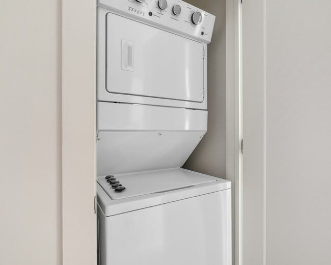 Building Photo - Midtown Studio! 50% Off Fees + $1,000 GC!