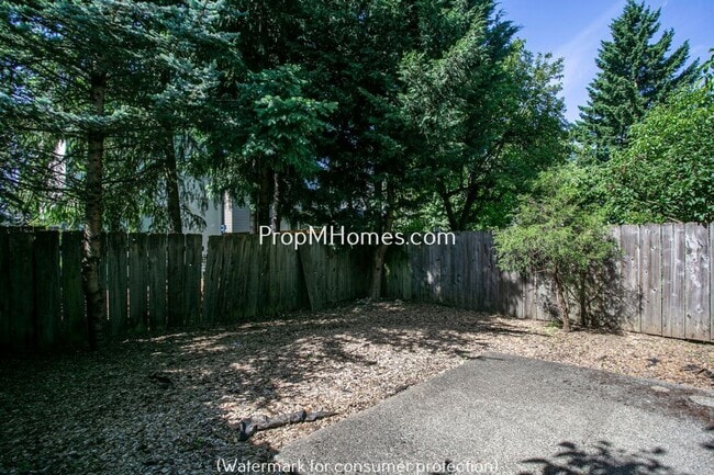 Building Photo - Adorable Three Bedroom Home In SE Portland - With A Spacious Backyard!