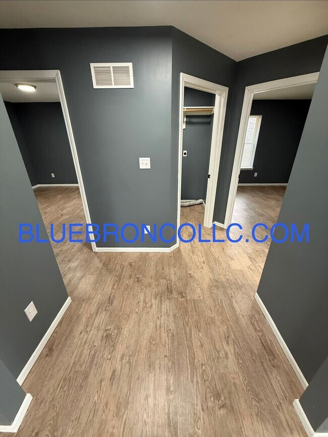 Building Photo - Beautiful unit with three bathrooms close to downtown Lee's Summit