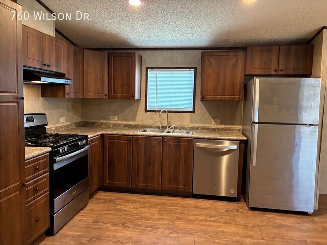 Building Photo - 760 Wilson Dr