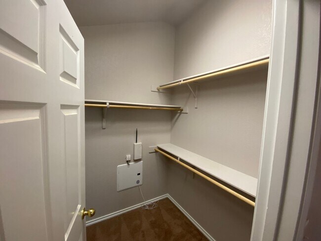 Building Photo - 3/2 Single Story ~ Conveniently located to...